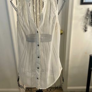 Sleeveless shirt with lace accents